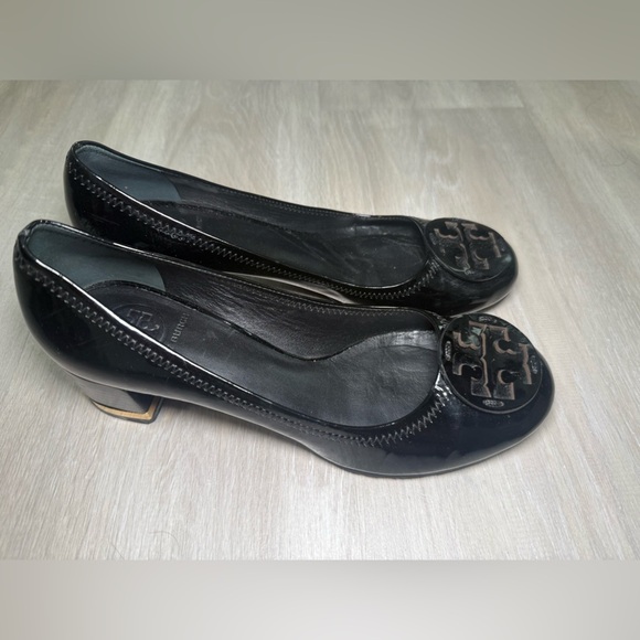 Tory Burch Amy Patent Leather Block Heel Pumps Black Gold Trim Logo Size 8 M - Picture 1 of 16